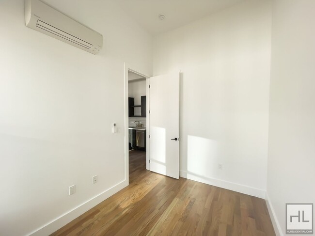 Building Photo - South Williamsburg / No Fee / Spacious 3-B...