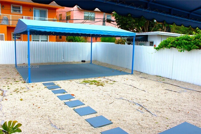 Building Photo - 2253 SW 10th St