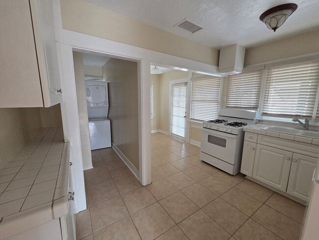 Building Photo - Raymond Ave 819/821