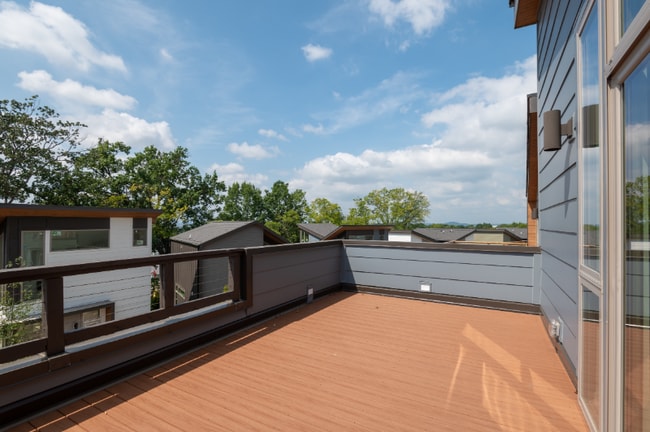 Building Photo - 3060 Edwin Cir