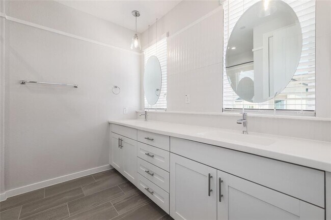 Building Photo - 12001 Vista Parke Dr