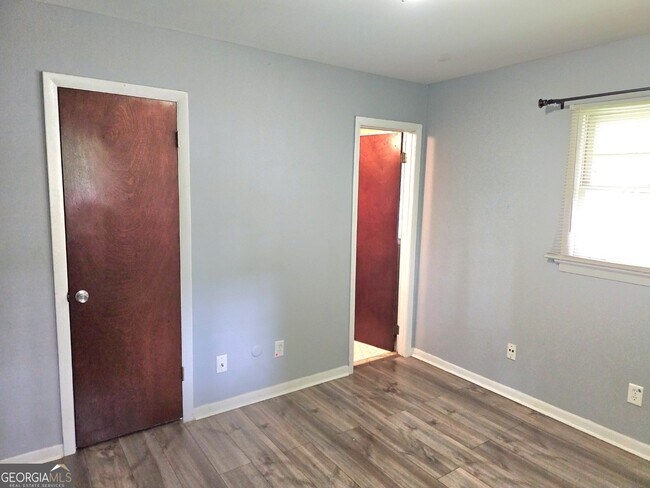 Building Photo - 5690 Deerfield Ct