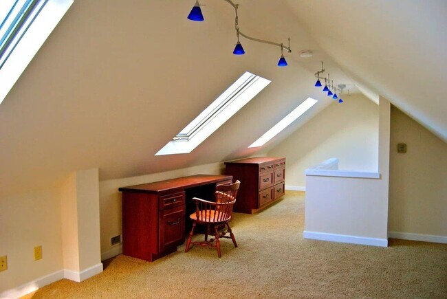 Building Photo - 1215 Farwell Dr