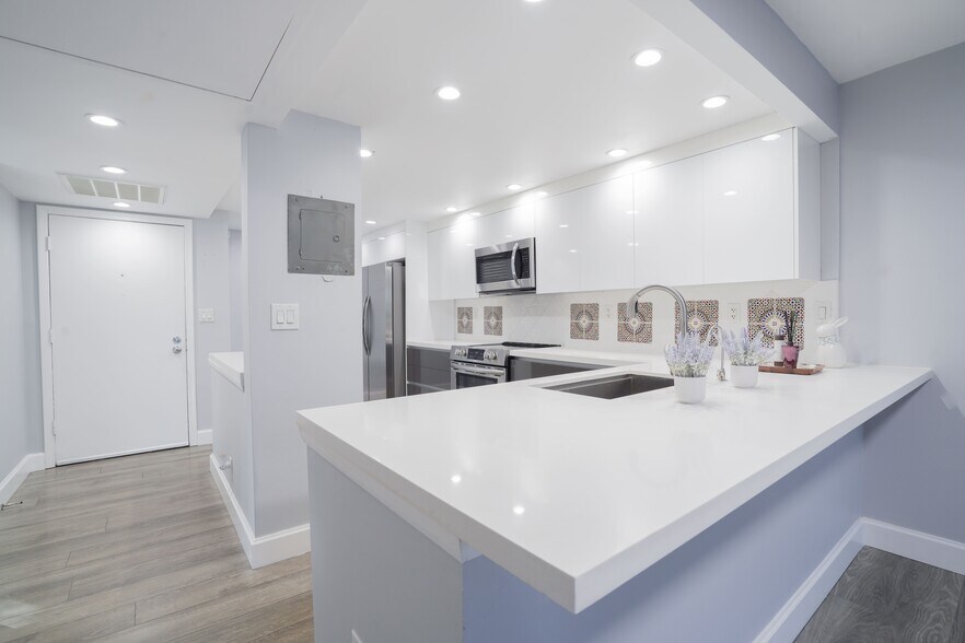 Building Photo - 7 Royal Palm Way