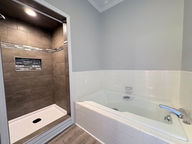 Building Photo - Large 2 Bedroom 2 Bath Condo in the Forest Oaks Community!!