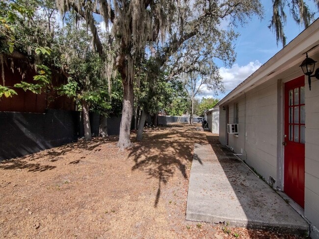 Building Photo - Great Location - 1 Bedroom 1 Bath Duplex w/ Backyard