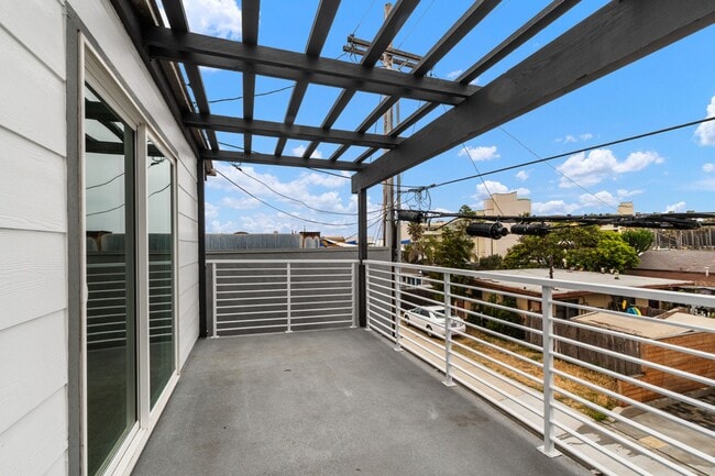 Building Photo - Luxurious Coastal Retreat with Stunning Ocean Views