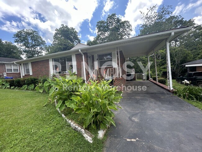 Building Photo - 940 Center Way SW
