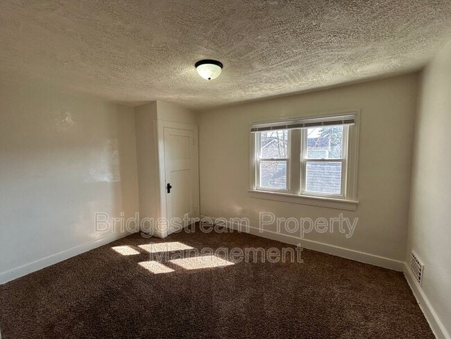 Building Photo - 1038 Walnut Hill Pl