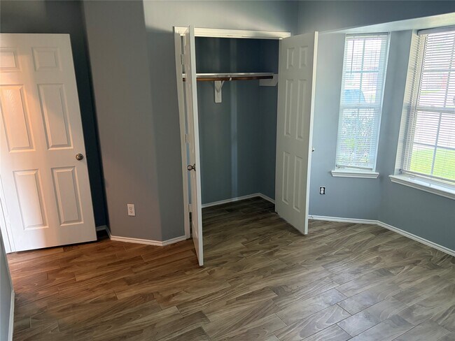 Building Photo - 7214 Crescent Mills Dr