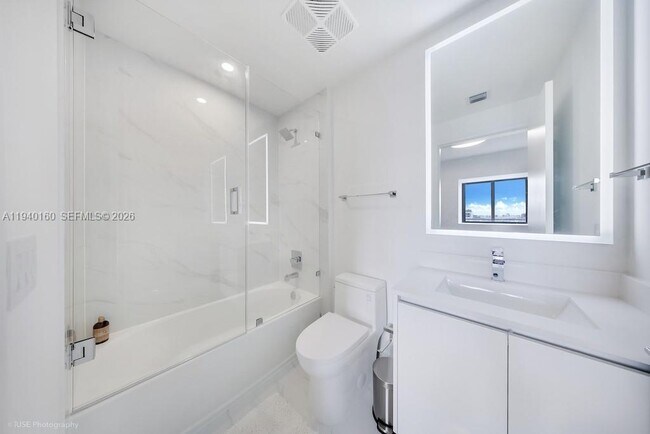 Building Photo - 700 NE 24th St