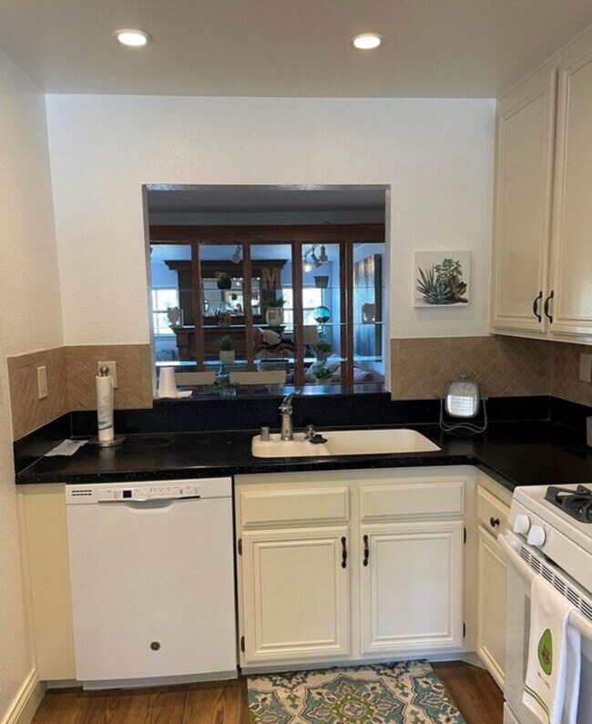 Building Photo - 615 Island View Cir