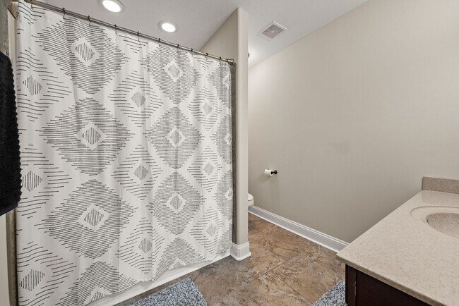 Building Photo - Pet Friendly Four Bedroom with Bonus!
