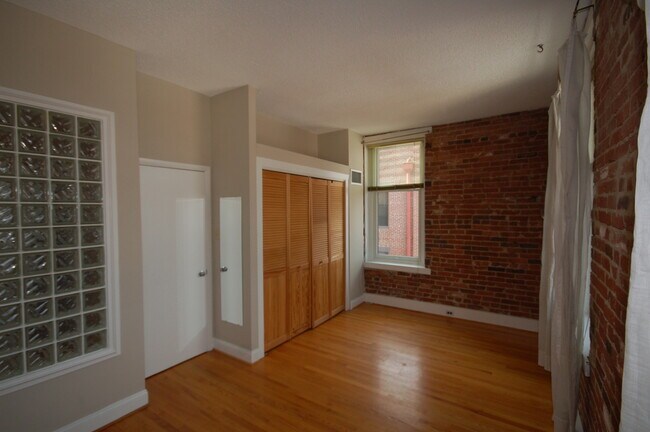 Building Photo - Top-Floor 1BR/1BA in Iconic Dupont Circle ...