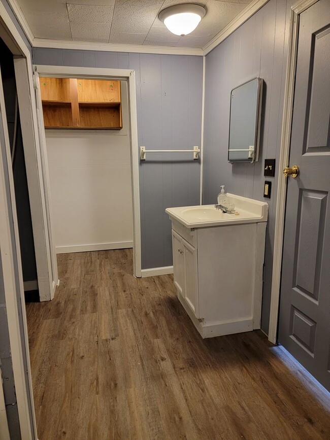 Building Photo - 2 bedroom home!  Only $825.00 plus utilities