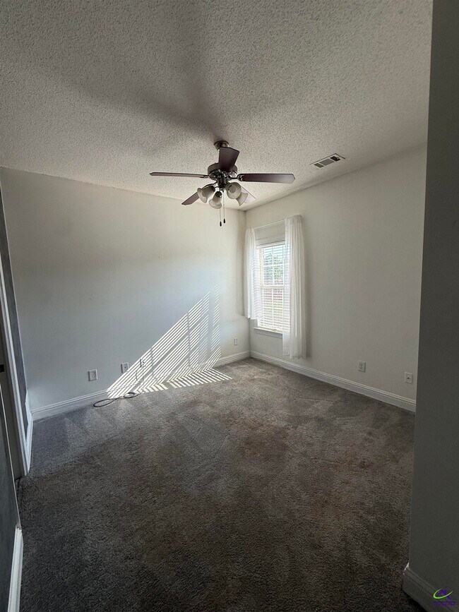 Building Photo - 136 Roseine Dr