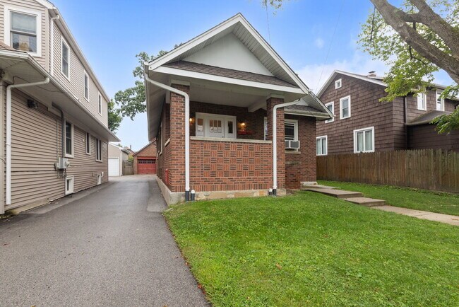 Building Photo - 217 Highwood Ave