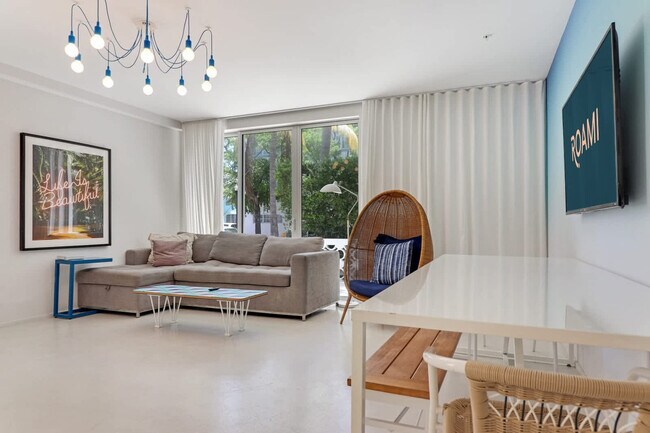 Building Photo - 250 Collins Ave