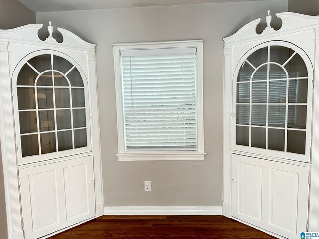 Building Photo - 1006 Broadway St