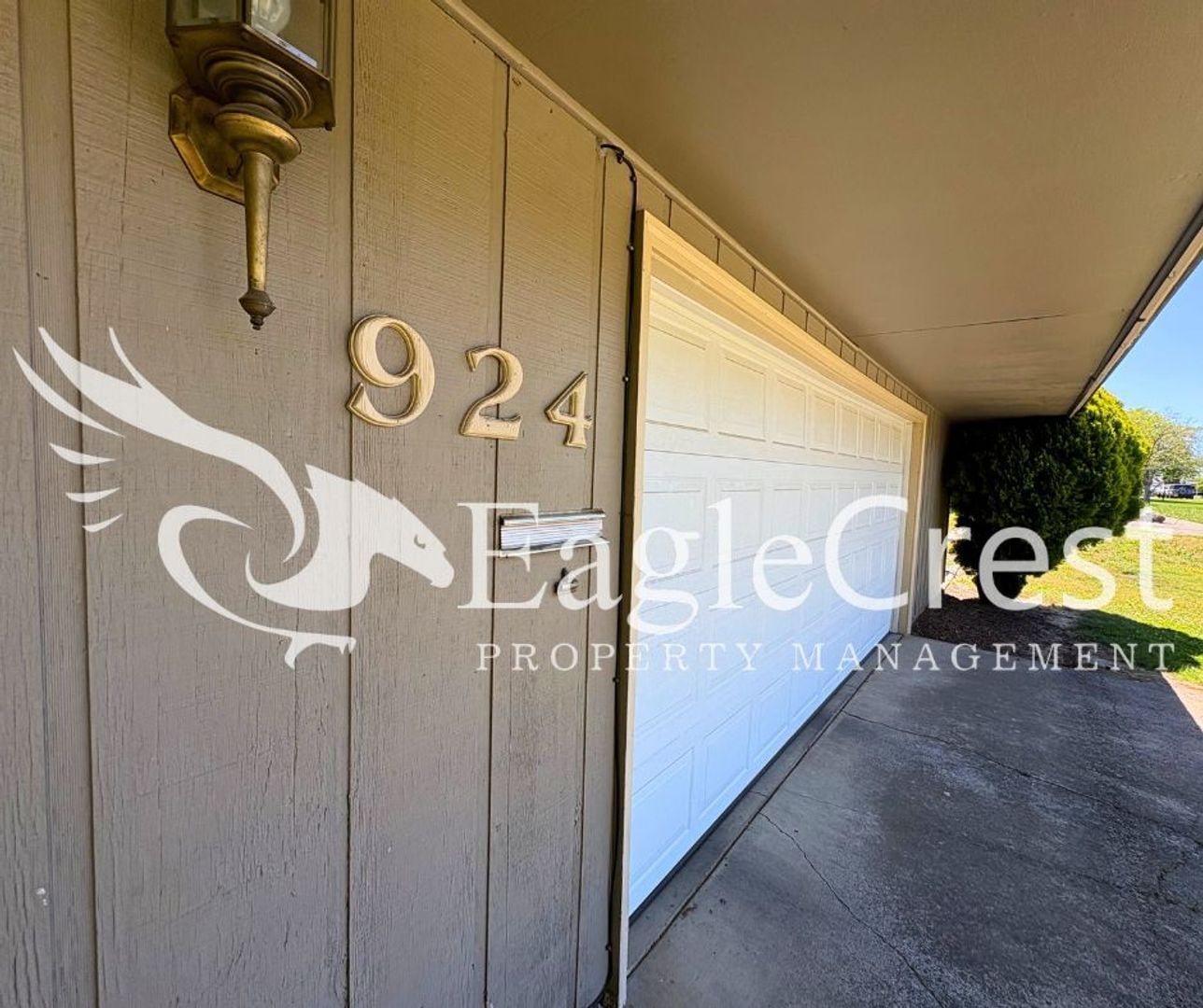 Building Photo - 3 Bedroom 2 Bathroom Single Family Home With Great Outdoor Space!!