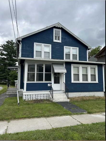 View from street, private entrance on the left - 38 East St