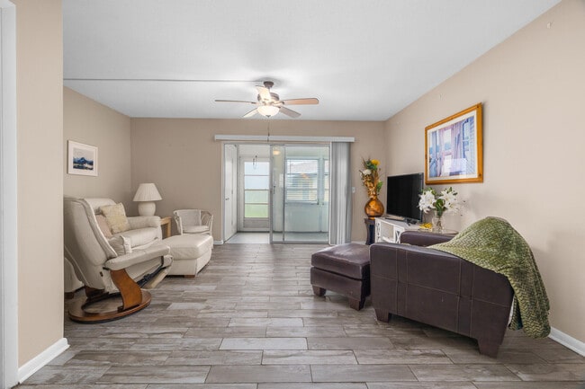 Building Photo - 410 NE 17th Ave