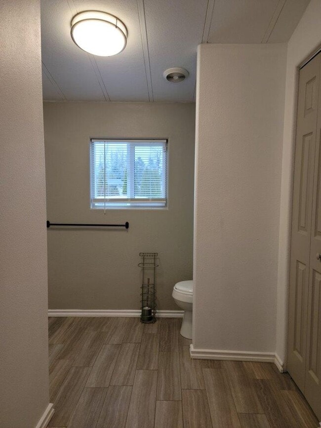 Building Photo - 930 NW Donahoo St