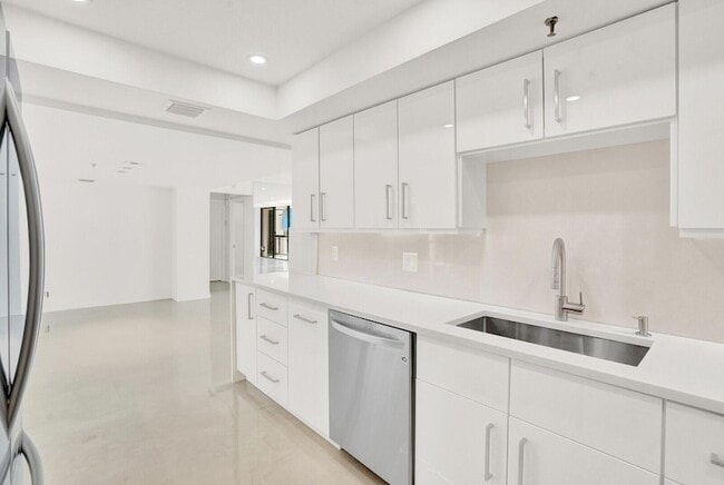 Building Photo - 2697 N Ocean Blvd