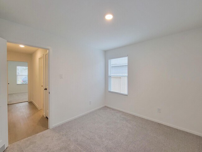 Building Photo - 388 Tejas Trl