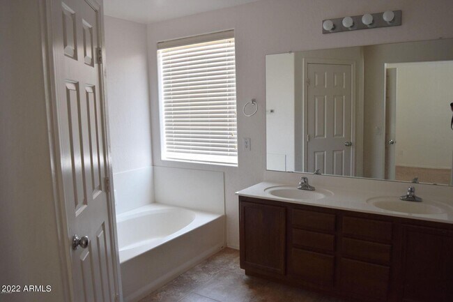 Building Photo - 450 E Maddison St