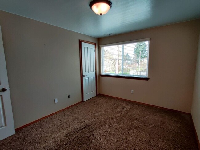 Building Photo - Tumwater Hill Town Home