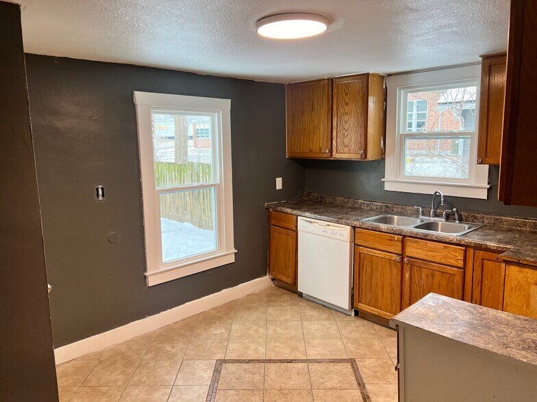 Kitchen - 1102 Range Line St