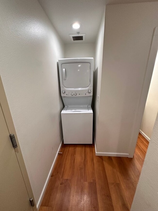 Building Photo - Large UW Apartment available for 2026-2027 school year!