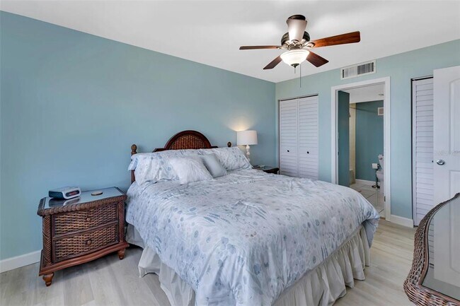 Building Photo - 1500 Park Beach Cir