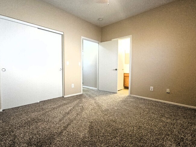 Building Photo - 2300 E Magma Rd