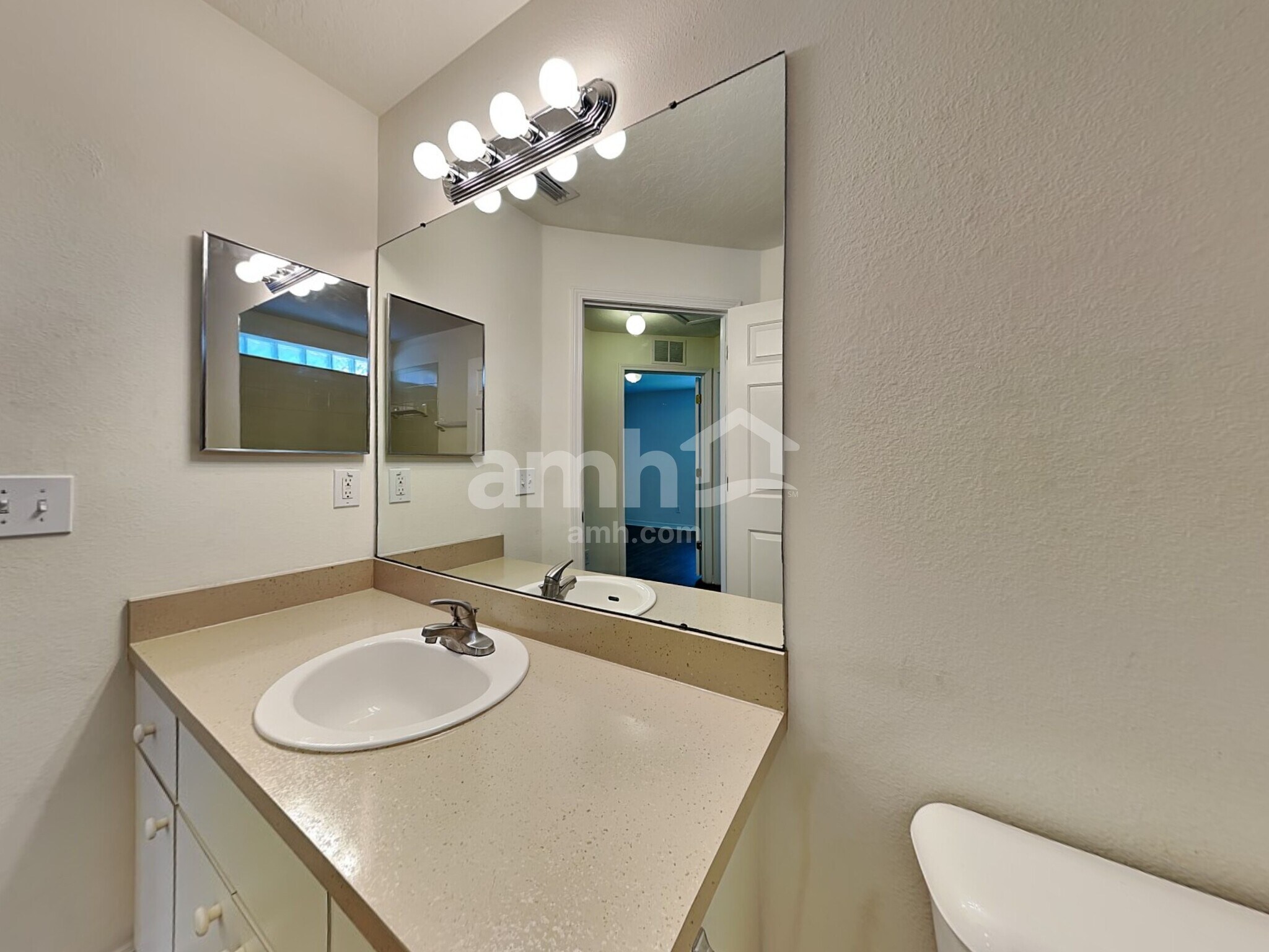 Building Photo - 10231 Lakeside Vista Dr