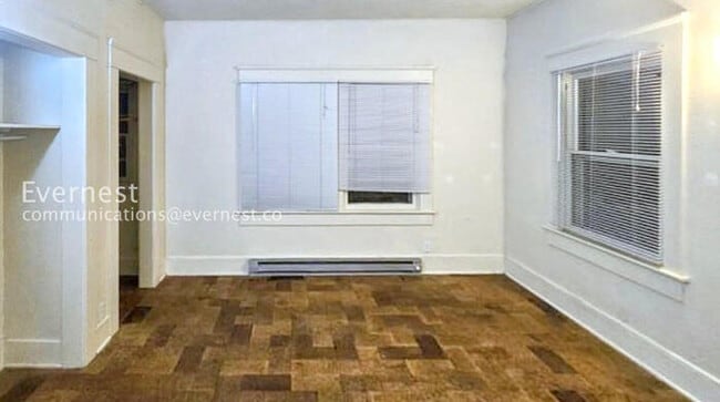 Building Photo - 4 Bed, 2 Bath Home with Fenced Yard / Vouchers Accepted