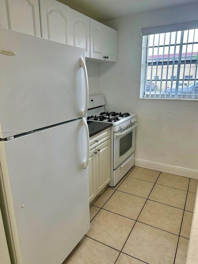 Building Photo - 3905 SW 78th Ct