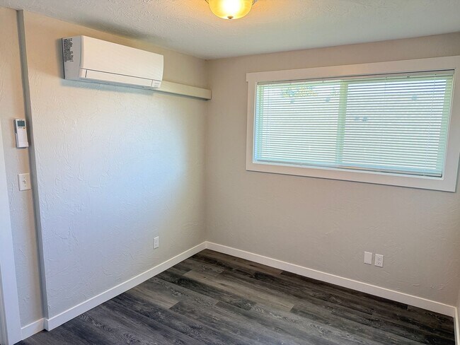 Building Photo - New 2 bed 1 1/2 bath duplex in Springfield!