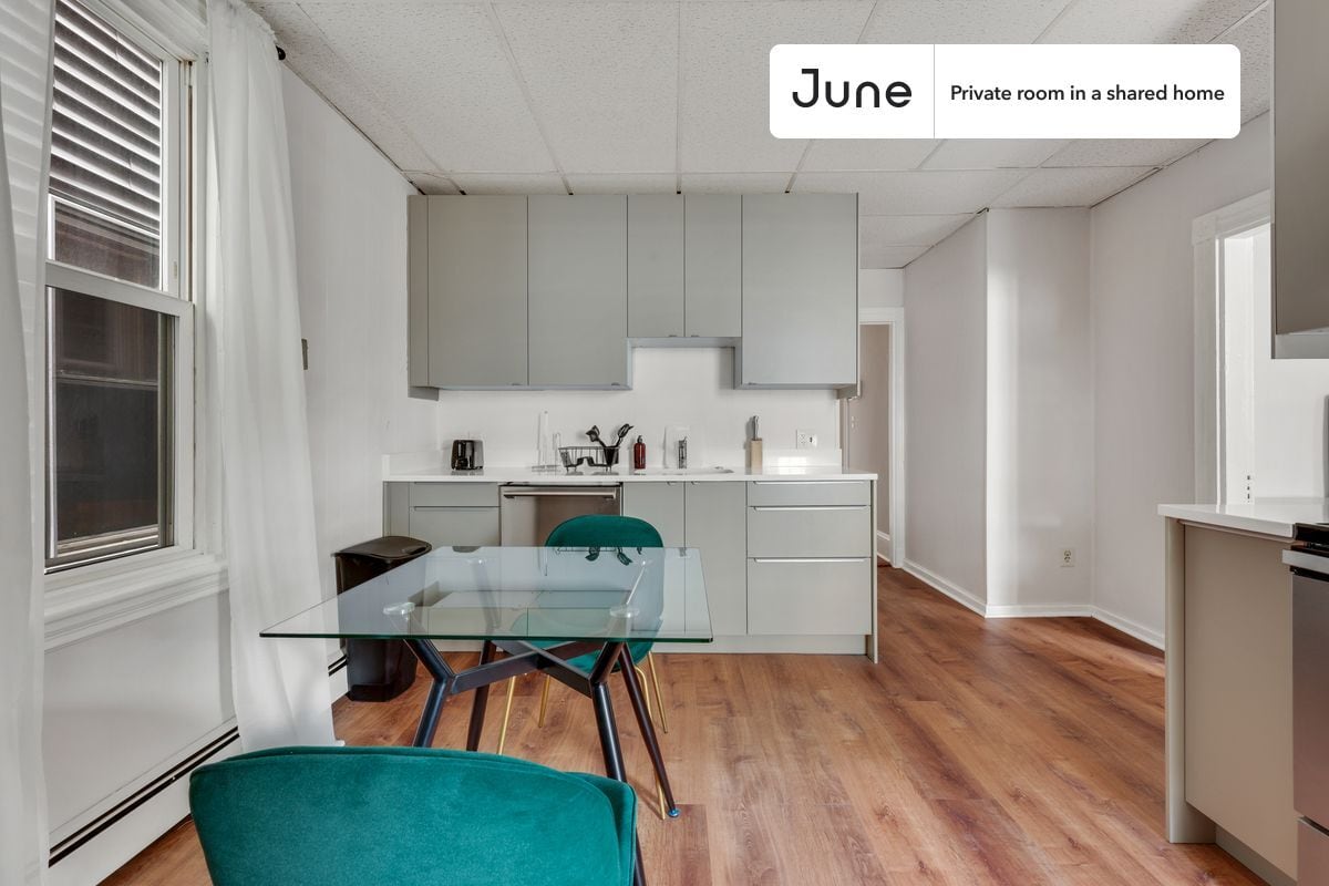 Building Photo - Room in Shared 3 bed/1 bath home