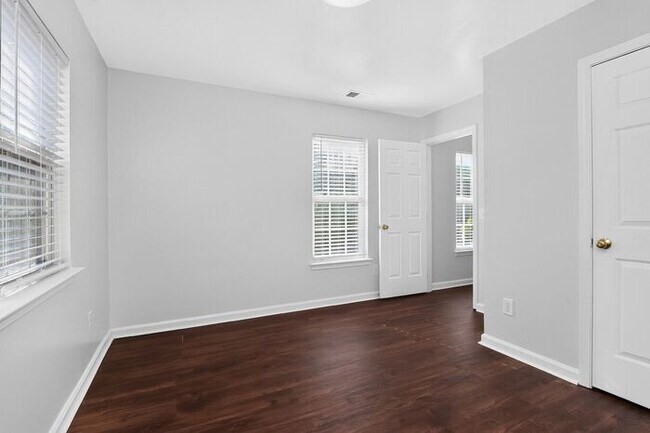 Building Photo - Spacious 4BD/2.5BA Home in Winding Creek!