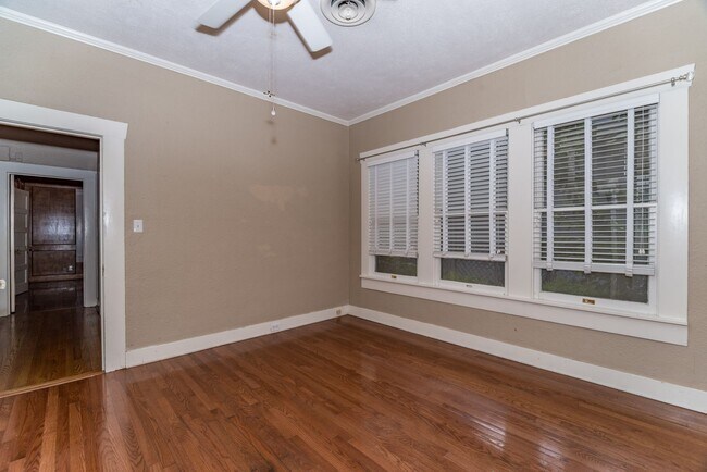 Building Photo - Alamo Heights Cottage