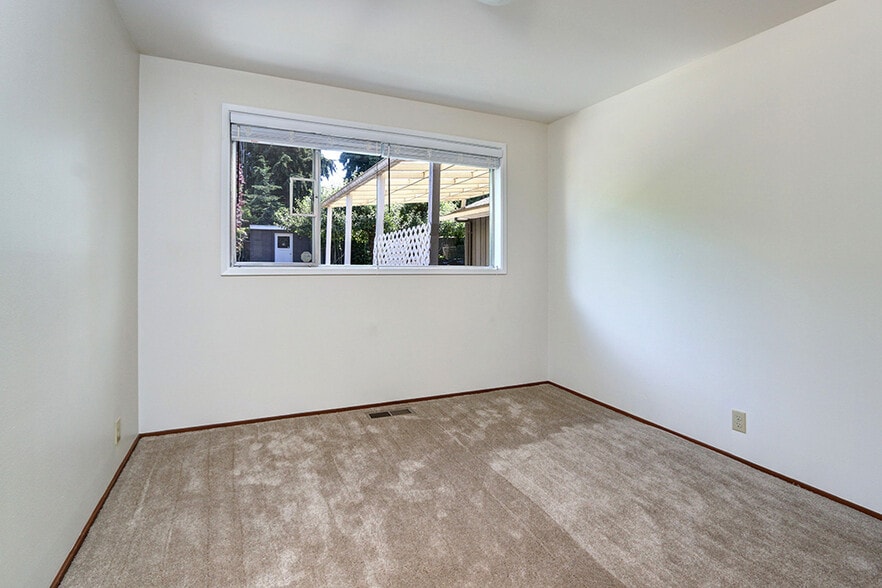 Building Photo - 26 6th St S