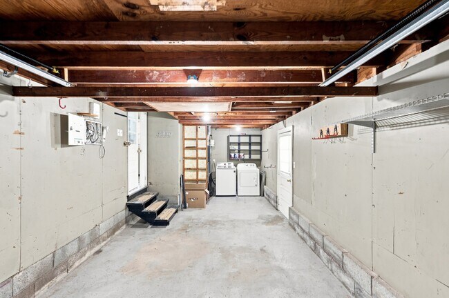Building Photo - 1858 Branchwood St