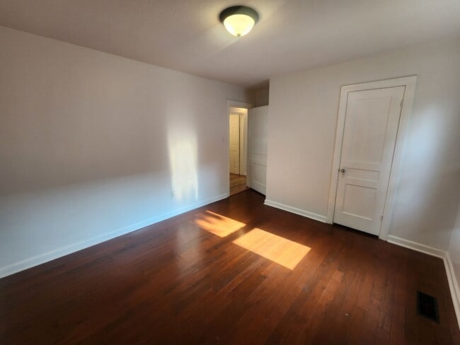 Building Photo - Bright adorable home with lots of updates ...