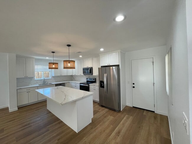 Building Photo - Freshly Remodeled & Full of Charm on Banbury