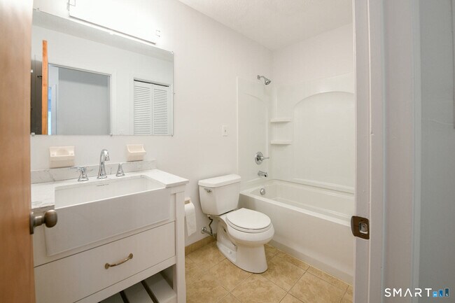 Building Photo - 2 Hamre Ln