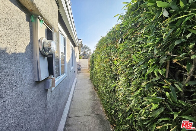 Building Photo - 9321 Donna Ave