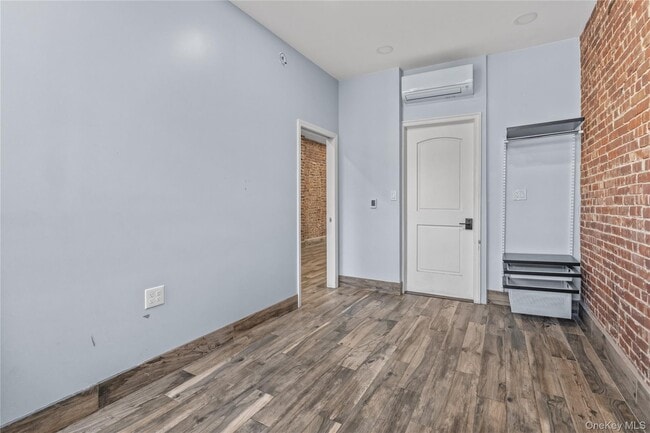 Building Photo - 220 E 116th St