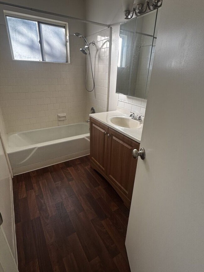 Building Photo - Oakdale-3 bedroom/1 bath Apartment